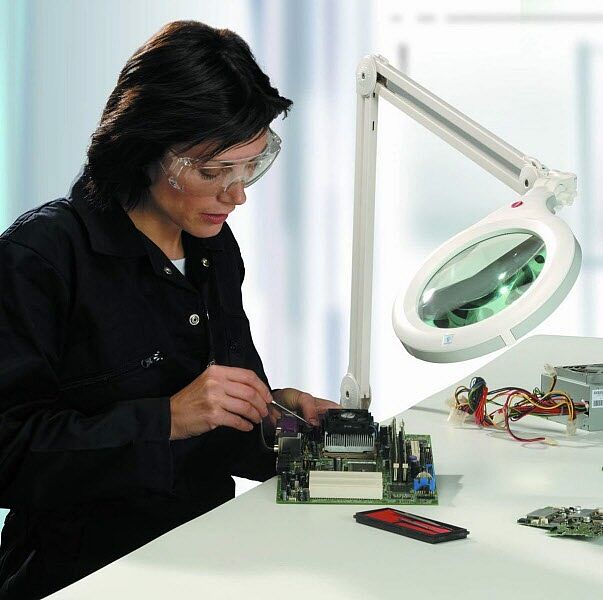 Lupenleuchte mit 2 Lupengläsern